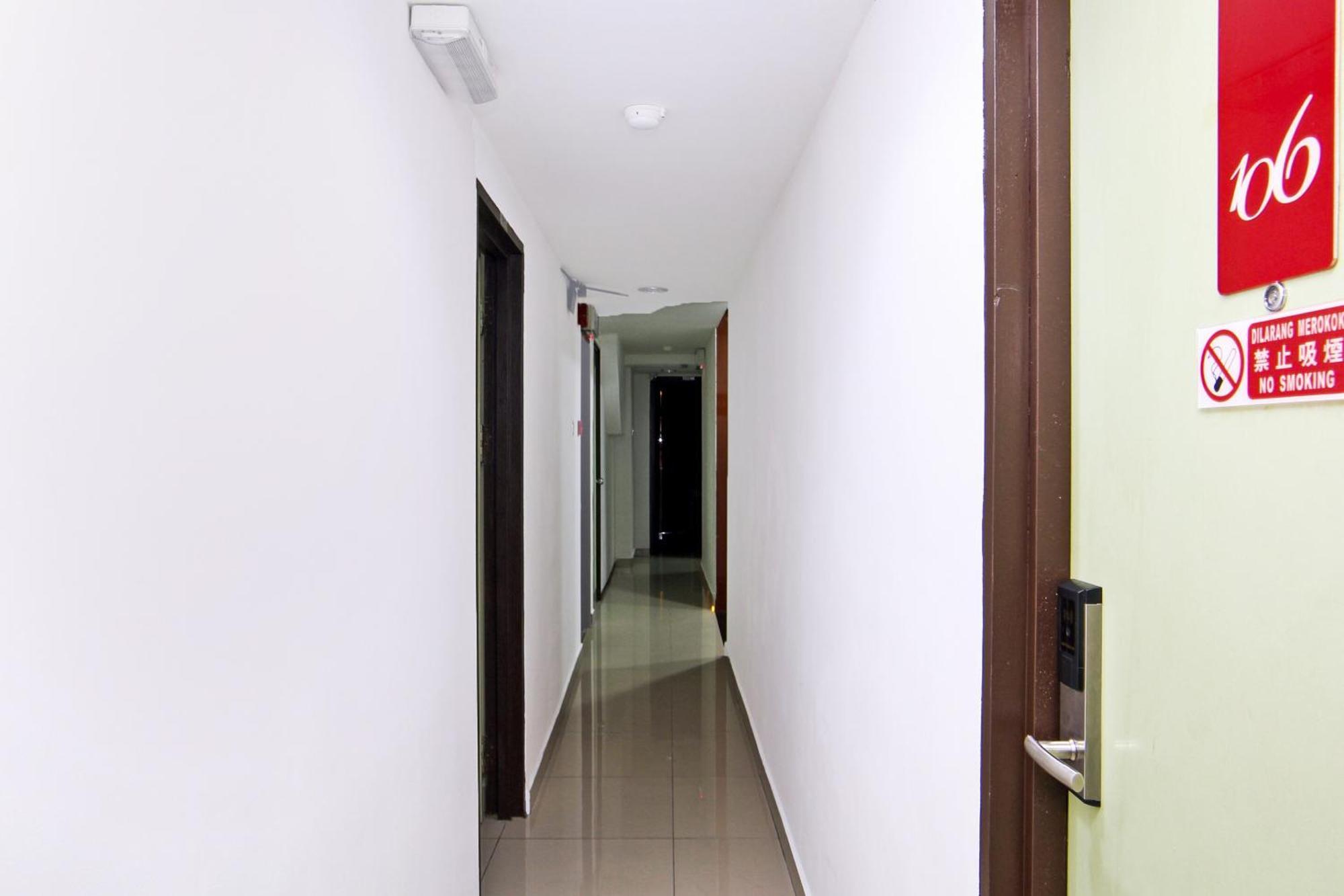 Oyo 44054 Holiday Mansion Inn Sibu Exterior foto