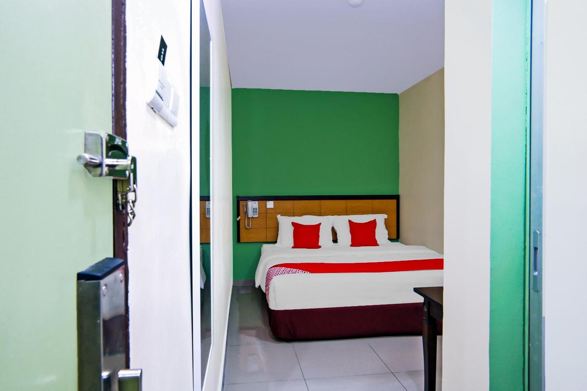 Oyo 44054 Holiday Mansion Inn Sibu Exterior foto